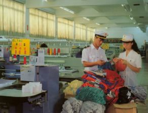 慶祝改革開(kāi)放40年基層行 設(shè)計(jì)第一本加工貿(mào)易登記冊(cè)